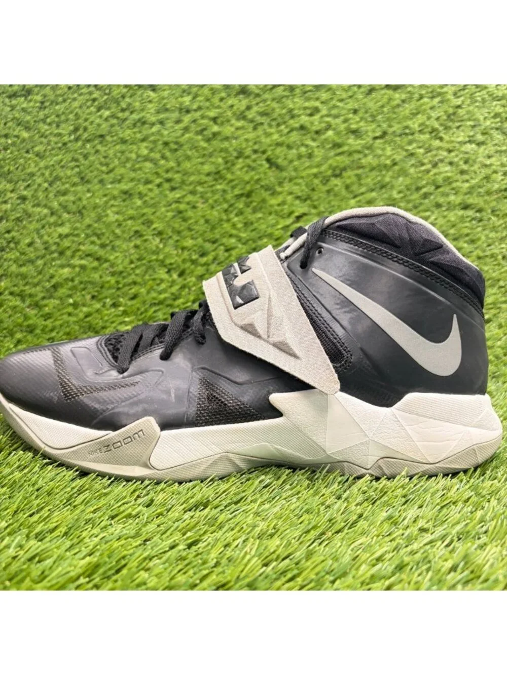 Nike LeBron Zoom Soldier 7 Mens Size 9.5 Black Silver Basketball Shoes Sneakers